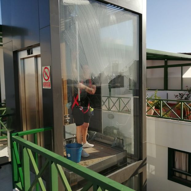 Power Clean Canarias - Limpieza de ascensor acristalado